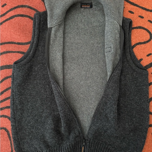The Tasman Vest is a great layering garment for the outdoors or as workwear. - Picture 3 of 13